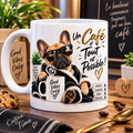 Mug entièrement blanc, illustration : un bouledogue français en peignoir et lunettes de soleil tient une tasse de café, avec la citation « Un café et tout est possible »