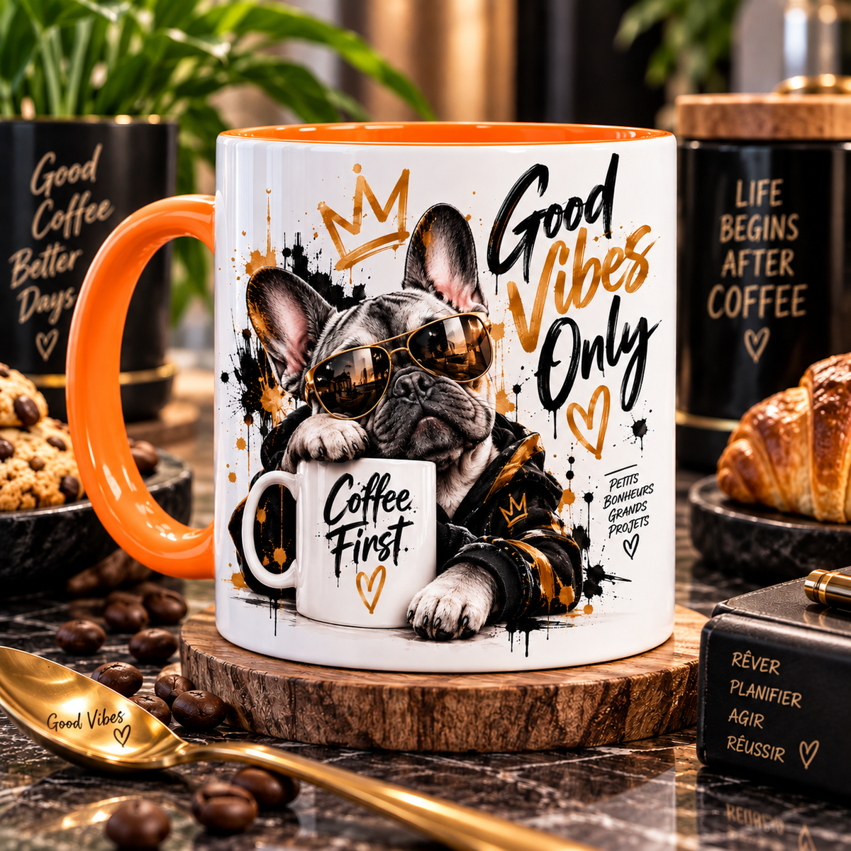 Mug blanc à anse orange, illustration street art noir et or : un bouledogue français en lunettes aviateur tient une tasse Coffee First sous le slogan Good Vibes Only