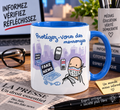 Mug blanc anse bleu roi : personnage masqué par un journal Liberté de la presse face à des écrans Fake News