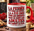 Mug blanc à anse rouge, punchline humoristique en grand lettrage rouge occupant toute la face