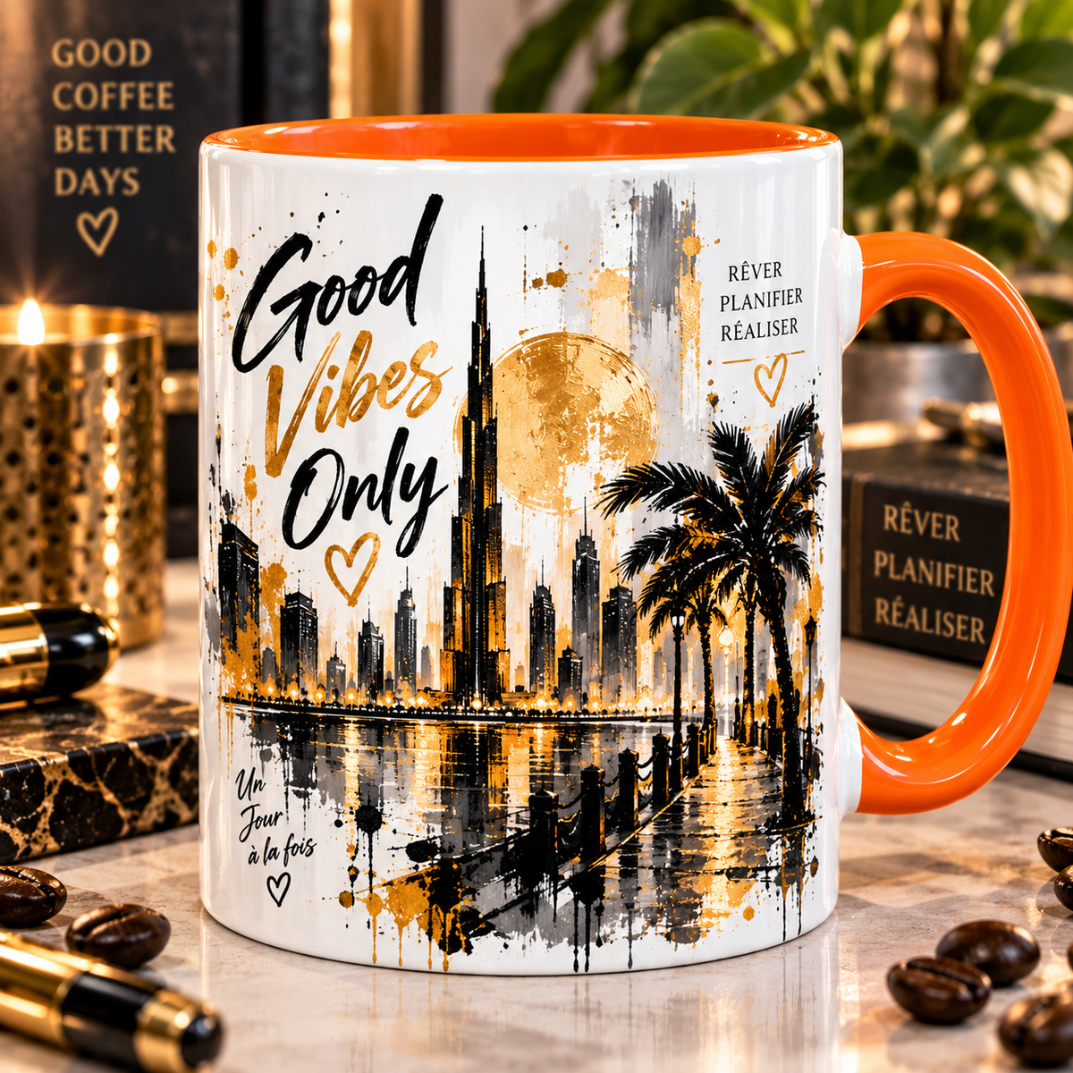 Mug blanc à anse orange, illustration peinte noir et or : ligne d'horizon urbaine avec palmiers et soleil doré, slogan Good Vibes Only