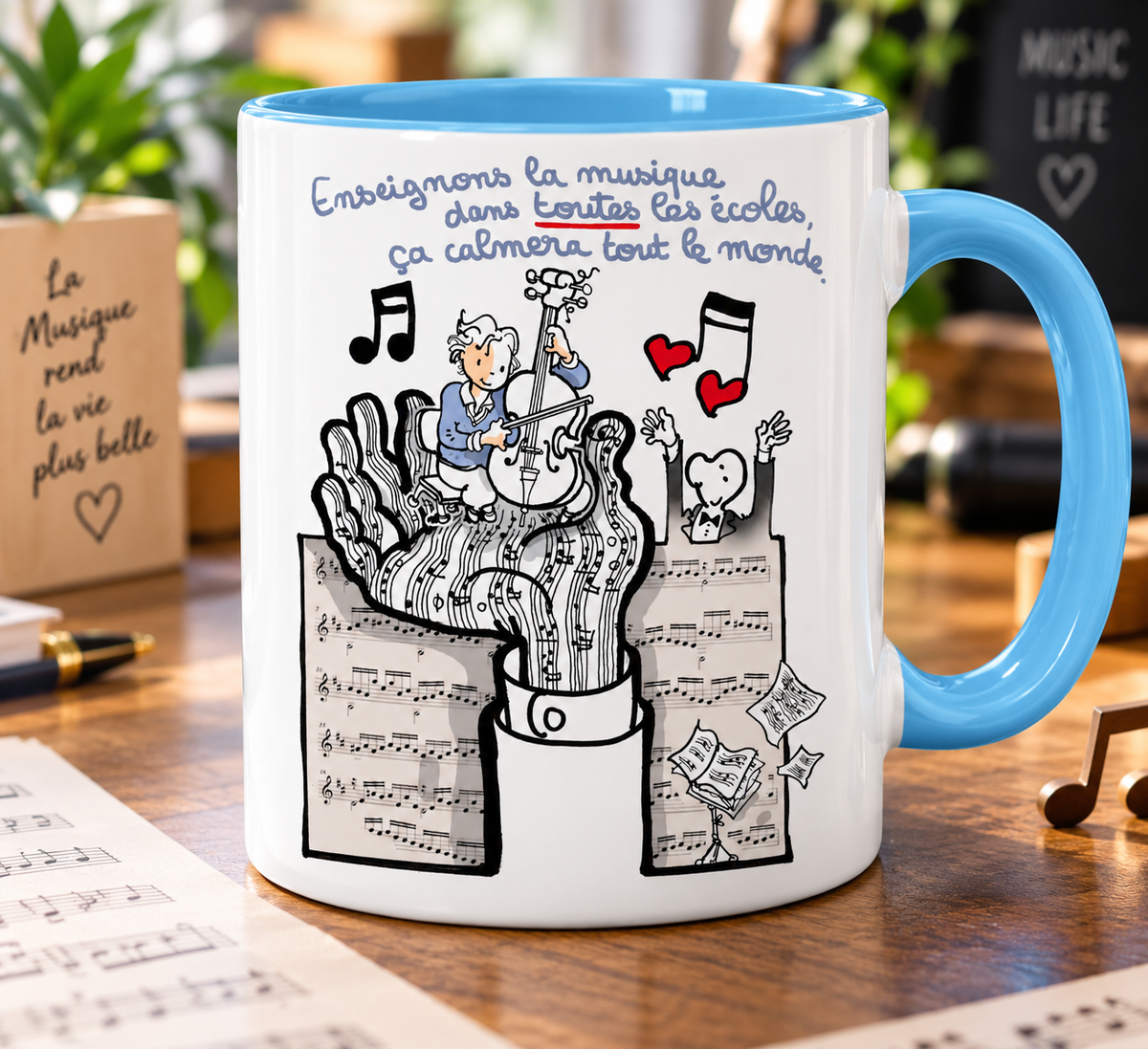 Mug blanc anse bleu ciel : dessin de Plantu, une main d'où jaillissent des portées, un violoncelliste assis dessus