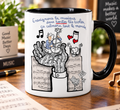 Mug blanc anse noire : dessin de Plantu, une main d'où jaillissent des portées, un violoncelliste assis dessus