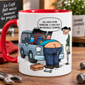 Mug blanc à anse rouge, dessin humoristique : un garagiste penché sur un moteur annonce à sa cliente qu'il lui faut une nouvelle courroie