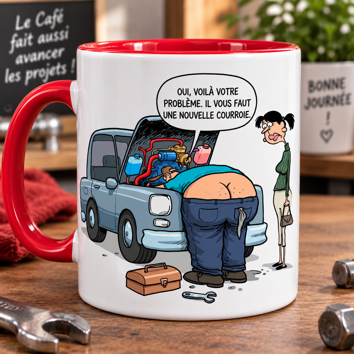 Mug blanc à anse rouge, dessin humoristique : un garagiste penché sur un moteur annonce à sa cliente qu'il lui faut une nouvelle courroie