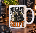 Mug Night Shift avec la Faucheuse au travail de nuit