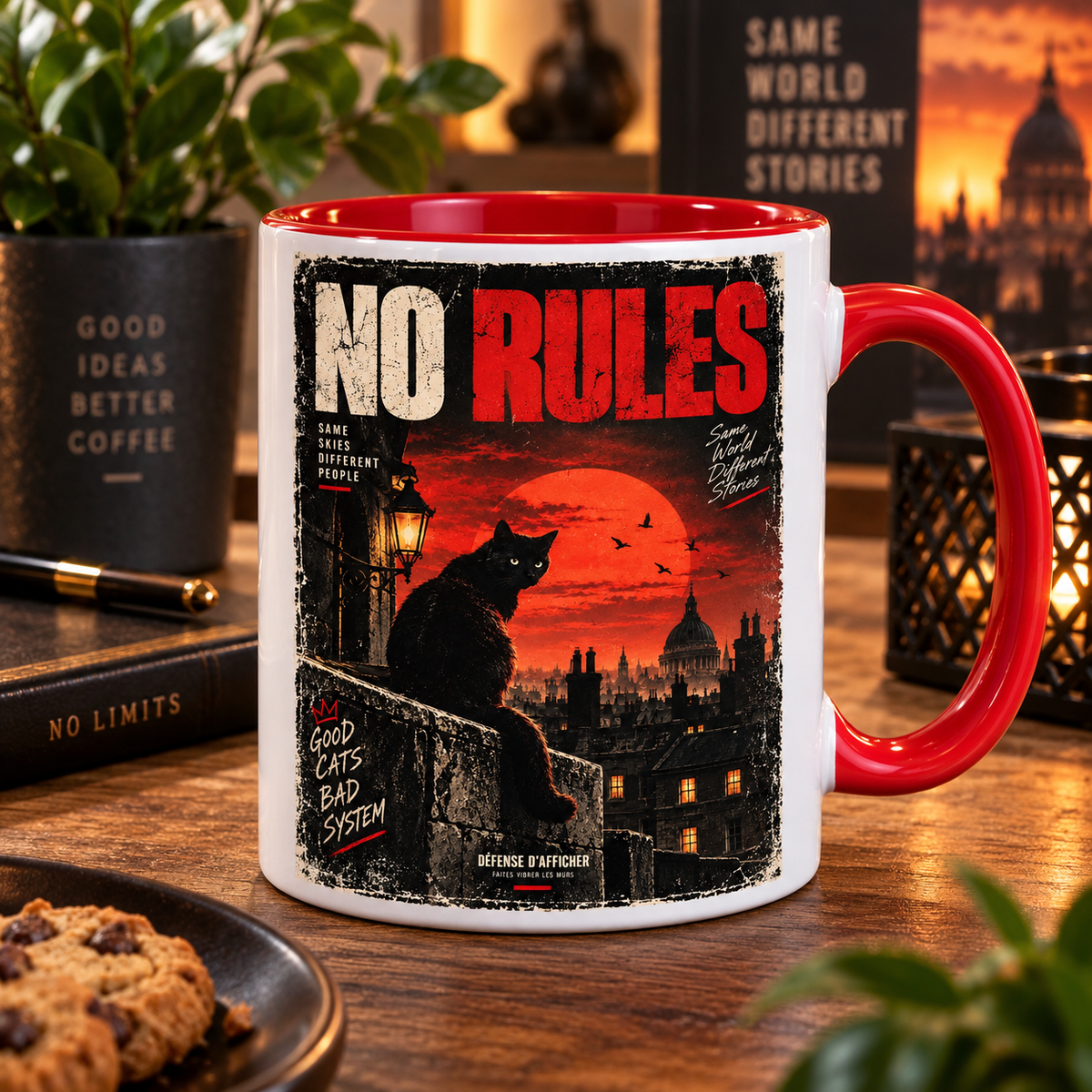 Mug blanc anse rouge : affiche No Rules, chat noir sur un muret devant une ville au soleil rouge