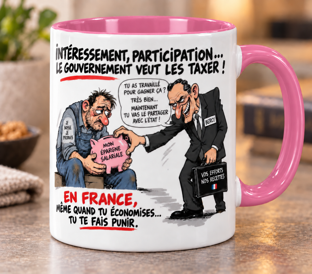 Mug blanc à anse rose, dessin de presse : un ouvrier en bleu de travail serre sa tirelire « mon épargne salariale » face à un homme en costume badgé Bercy