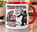 Mug blanc à anse rouge, dessin de presse : un ouvrier en bleu de travail serre sa tirelire « mon épargne salariale » face à un homme en costume badgé Bercy