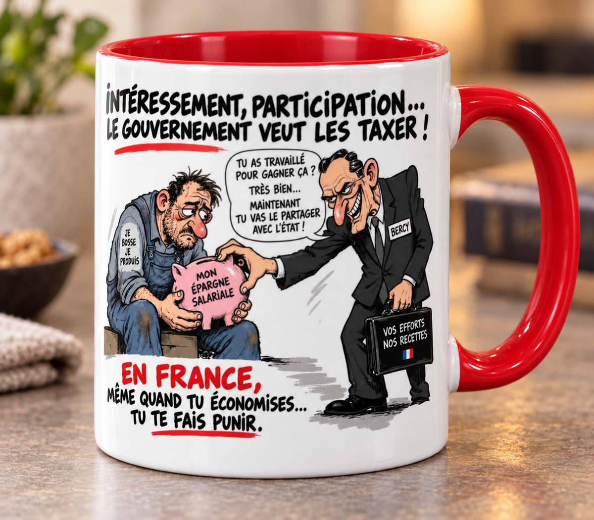 Mug blanc à anse rouge, dessin de presse : un ouvrier en bleu de travail serre sa tirelire « mon épargne salariale » face à un homme en costume badgé Bercy