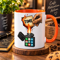 Mug blanc à anse orange, illustration : une main tient une feuille marquée TIME qui brûle, allumée par un briquet dont la façade est un écran de téléphone couvert d'icônes