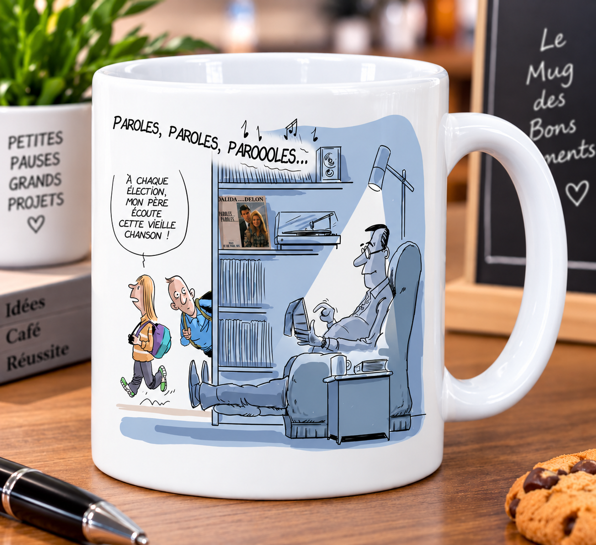 Mug entièrement blanc, dessin de presse : un homme écoute un vieux vinyle dans son fauteuil, deux adolescents commentent derrière le mur