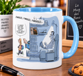 Mug blanc à anse bleu ciel, dessin de presse : un homme écoute un vieux vinyle dans son fauteuil, deux adolescents commentent derrière le mur