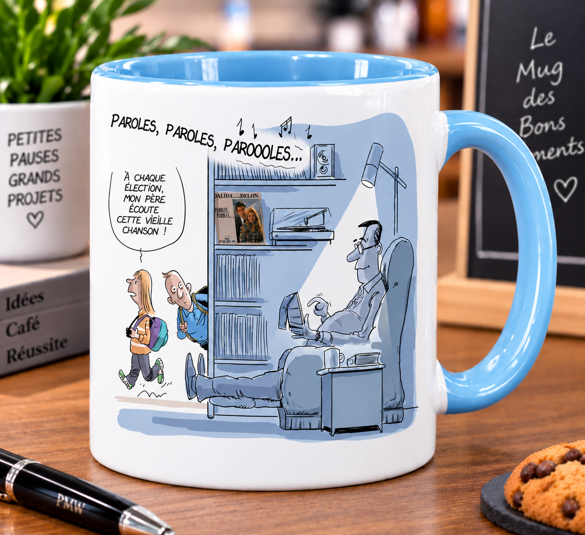 Mug blanc à anse bleu ciel, dessin de presse : un homme écoute un vieux vinyle dans son fauteuil, deux adolescents commentent derrière le mur