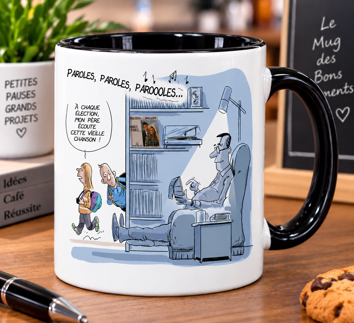 Mug blanc à anse noire, dessin de presse : un homme écoute un vieux vinyle dans son fauteuil, deux adolescents commentent derrière le mur