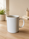 Mug blanc vierge personnalisé dans un décor lumineux